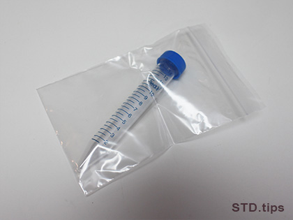 尿検査キットにあるビニールに尿スピッツを入れた状態